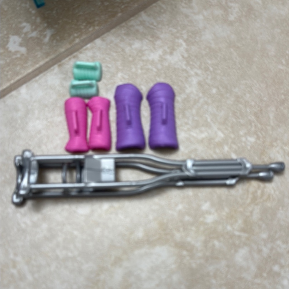 Dr Barbie Fast Cast Clinic Playset with Accessories - Picture 5 of 7